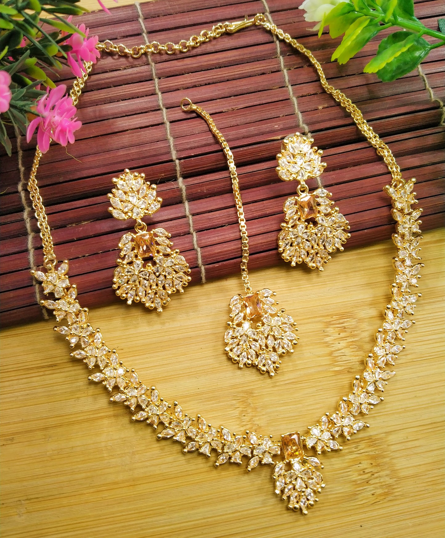 Zircon Light weight Party Wear Necklace Set

Premium Quality Zircon Light weight Party Wear Necklace set with Earrings and Tika 

Rate 1880/-