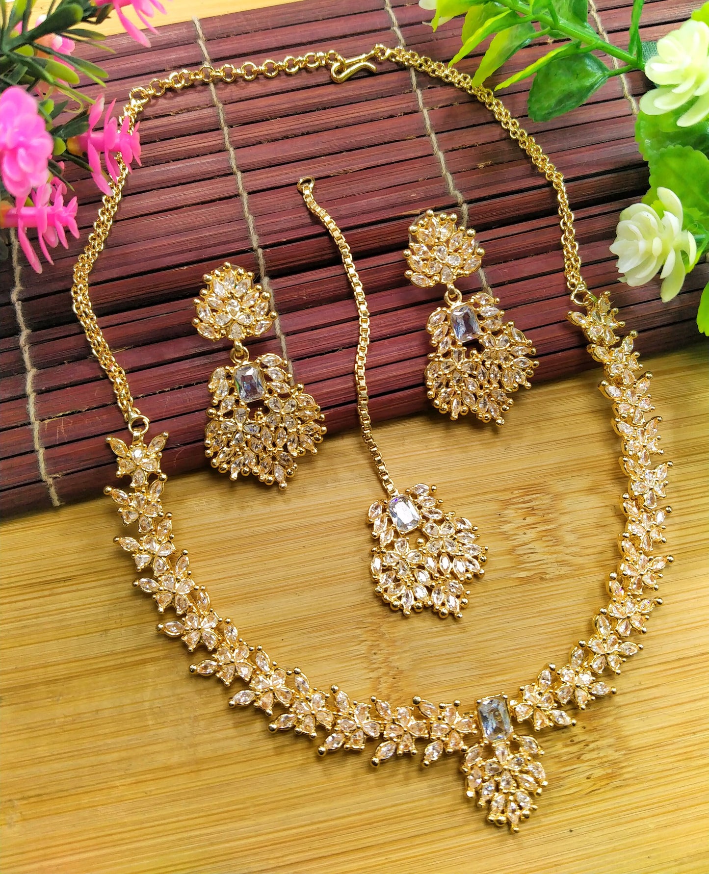 Zircon Light weight Party Wear Necklace Set

Premium Quality Zircon Light weight Party Wear Necklace set with Earrings and Tika 

Rate 1880/-