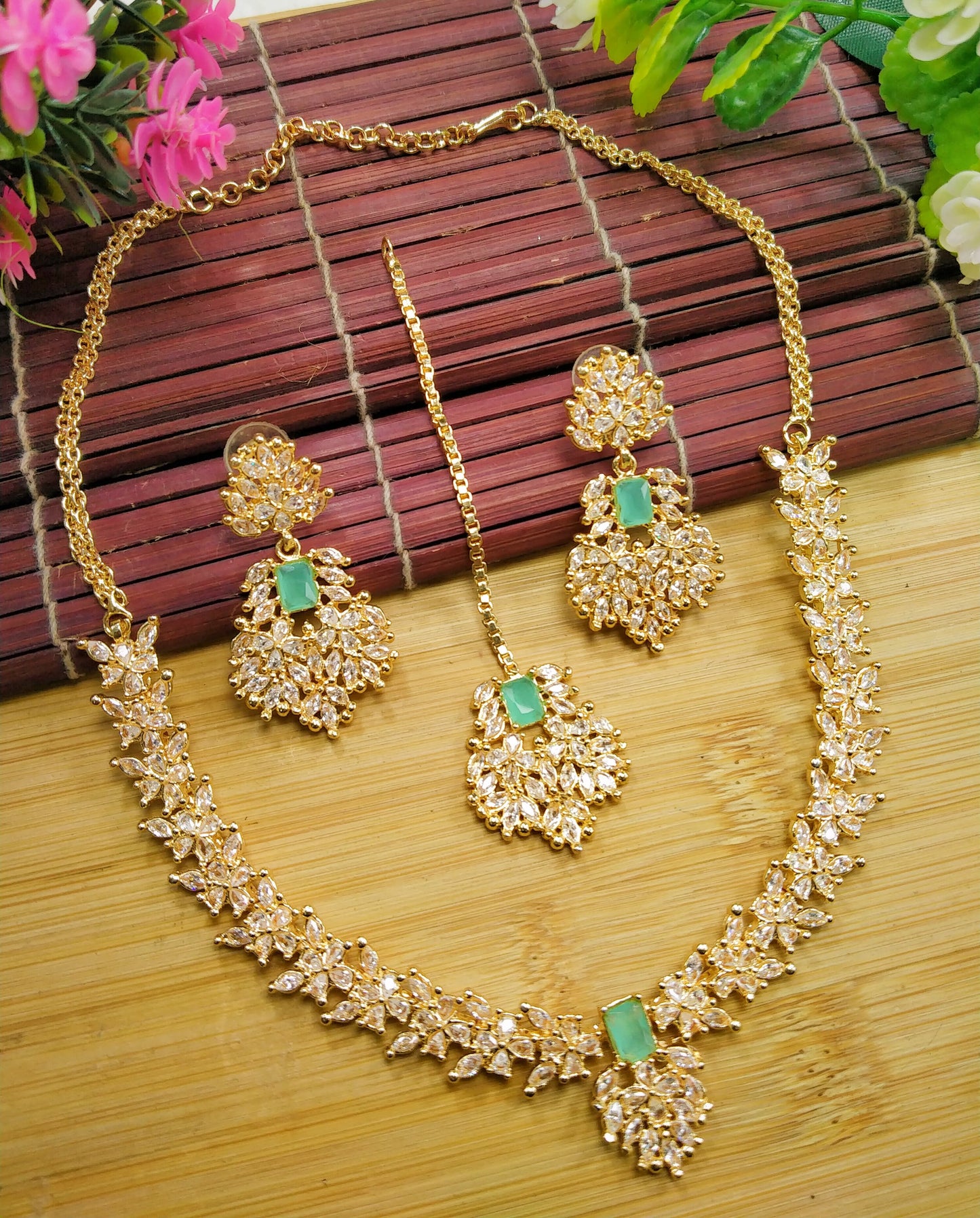 Zircon Light weight Party Wear Necklace Set

Premium Quality Zircon Light weight Party Wear Necklace set with Earrings and Tika 

Rate 1880/-