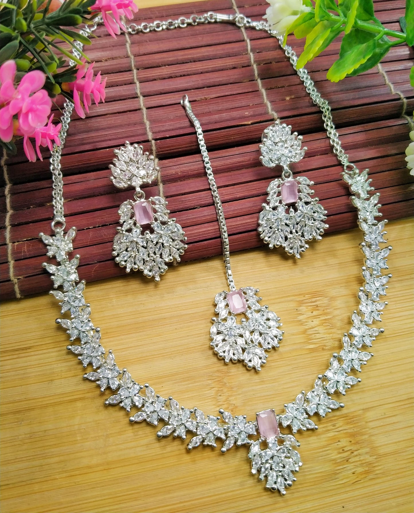 Zircon Light weight Party Wear Necklace Set

Premium Quality Zircon Light weight Party Wear Necklace set with Earrings and Tika 

Rate 1880/-