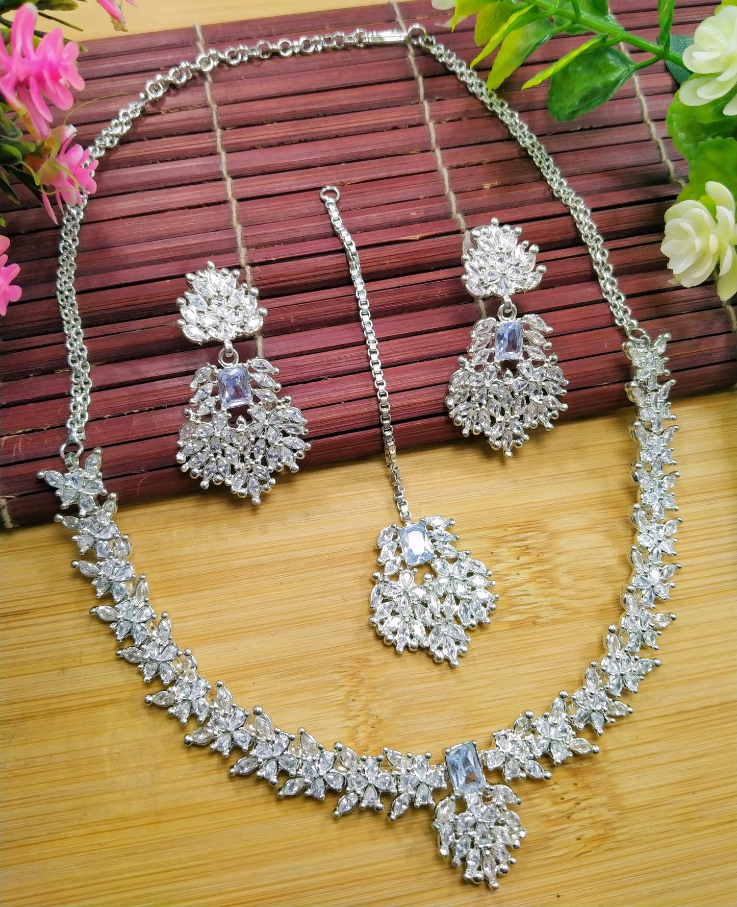 Zircon Light weight Party Wear Necklace Set

Premium Quality Zircon Light weight Party Wear Necklace set with Earrings and Tika 

Rate 1880/-